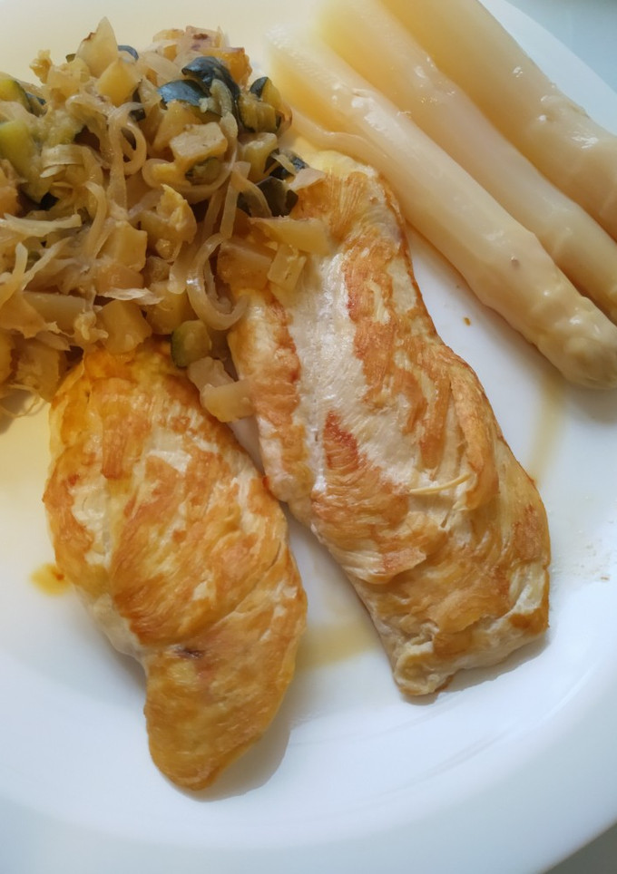 Una foto de Pechugas con zarangollo y espárragos