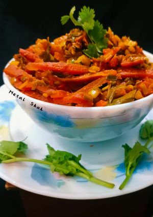 गाजर लहसुन सब्जी (झटपट बनने वाली हेल्घी सब्जी) रेसिपी मुख्य फोटो