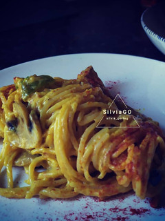 Una foto de Espaguetis carbonara diferentes