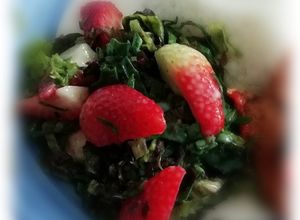 Una foto de Ensalada dulce de vegetales y fruta 🍓