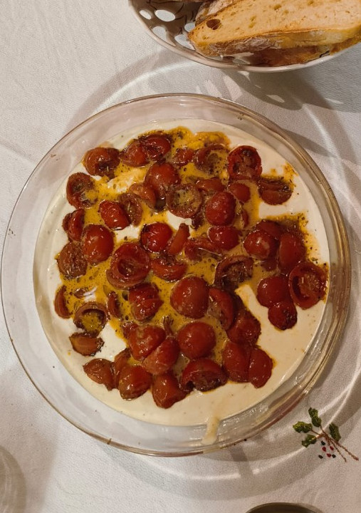 Una foto de Dip de Tomates Cherry y Queso Feta batido