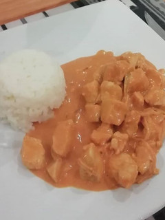 Una foto de Pollo al Curry 🍗🍚