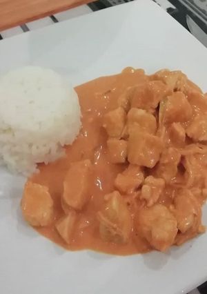 Una foto de Pollo al Curry 🍗🍚