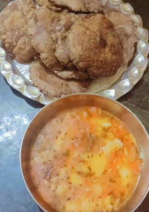 कुट्टू के आटे की पूरी और आलू की सब्जी (Kuttu ke aate ki puri aur aloo ki sabzi recipe in hindi) रेसिपी मुख्य फोटो