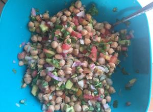 Una foto de Ensalada de garbanzos