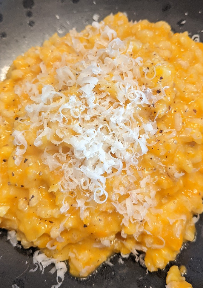 Una foto de Risotto integral de calabaza y queso de cabra
