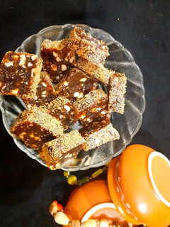 खजूर की बर्फी(khajur ki barfi recipe in Hindi) रेसिपी मुख्य फोटो