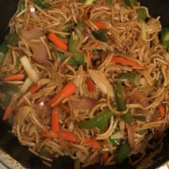 A picture of Chow mein.