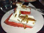 Una foto de canapé de queso fresco