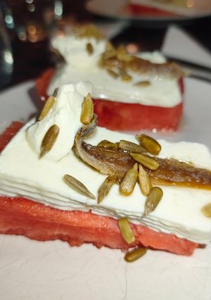 Una foto de Canapé N° 2 Sandía, Queso Fresco, Anchoa, Queso de Untar y Pipas