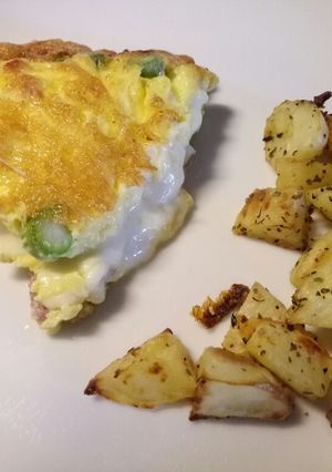A picture of Scamorza, pancetta and asparagus frittata, with crispy potatoes.