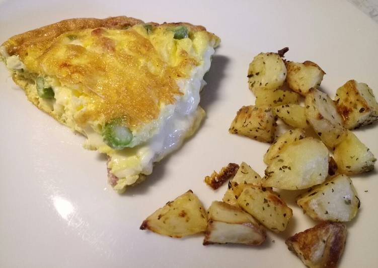 Recipe of Quick Scamorza, pancetta and asparagus frittata, with crispy potatoes