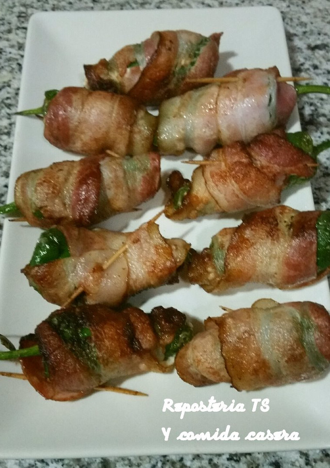 Una foto de Pimientos de padrón relleno de queso y bacon
