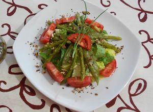Una foto de Ensalada de chicharo japones y esparragos