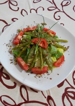 Una foto de Ensalada de chicharo japones y esparragos