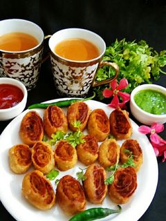 पिनव्हील समोसा विथ धनिया चटनी (Pinwheel Samosa with dhaniya chutney recipe in HIndi) रेसिपी मुख्य फोटो