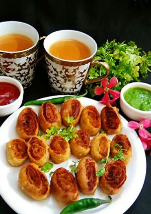 पिनव्हील समोसा विथ धनिया चटनी (Pinwheel Samosa with dhaniya chutney recipe in HIndi) रेसिपी मुख्य फोटो