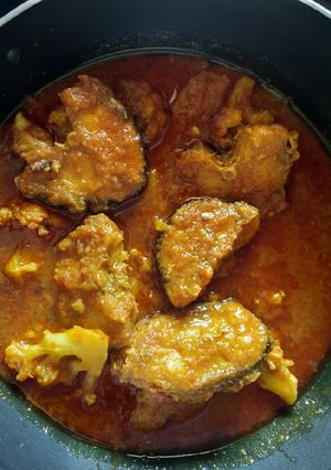 A picture of Cauliflower potato with sweet water rui fish kalia.