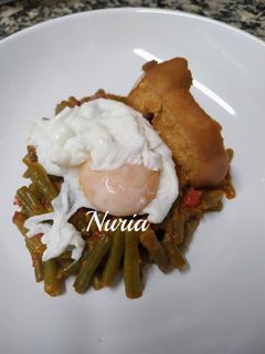 Una foto de Judías verdes a la andaluza con huevo poché