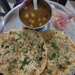 A picture of Amritsari style chole kulche.