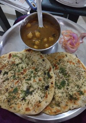 A picture of Amritsari style chole kulche.