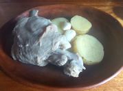 Una foto de cabrito al vino