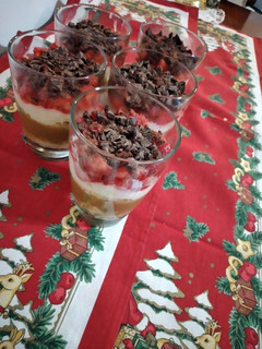 Una foto de Postre en copa fácil