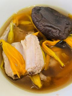 金針香菇排骨湯(電鍋料理) 的食譜成品照片