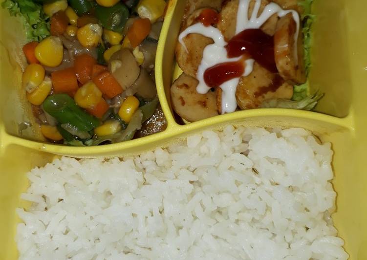 Nasi tumis bakso ikan warna warni