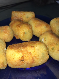 Una foto de Croquetas de papa rellena!