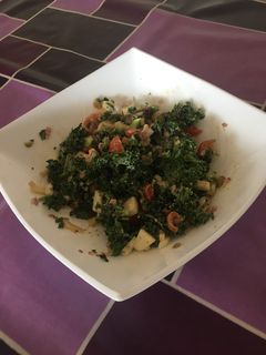 Una foto de Ensalada de Col kale con guacamole
