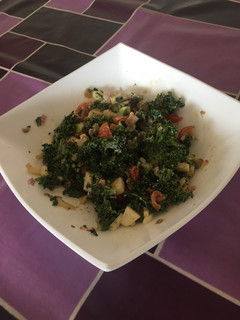 Una foto de Ensalada de Col kale con guacamole