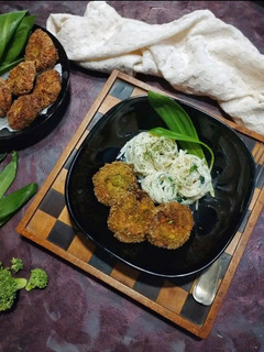 Medvehagymás-juhtúrós spagetti brokkolis zöldségfasírttal recept fotója