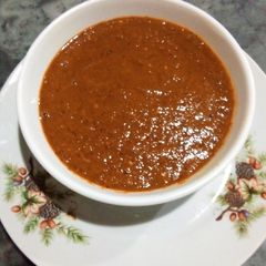 A picture of Lal Chutney.aalo ky bun kabab aur long chiry ki chutney.