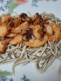 Una foto de Gulas picantitas con langostinos y pulpo