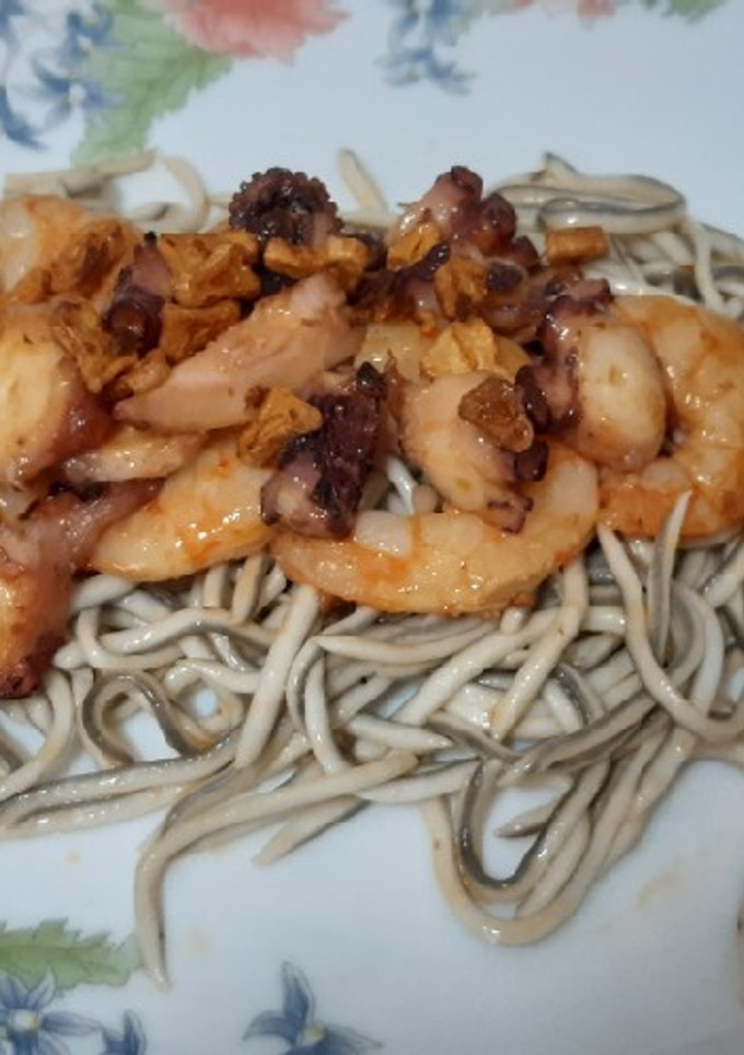 Una foto de Gulas picantitas con langostinos y pulpo