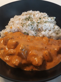 Una foto de Pollo al curry con arroz