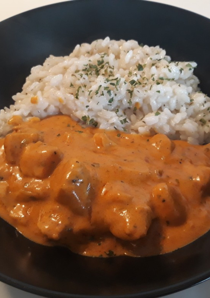 Una foto de Pollo al curry con arroz
