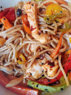 Una foto de Fideos Chinos salteado con Verduras, Pollo y Chiu Chow - Chinese Noodles