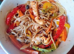 Una foto de Fideos Chinos salteado con Verduras,  Pollo y Chiu Chow - Chinese Noodles