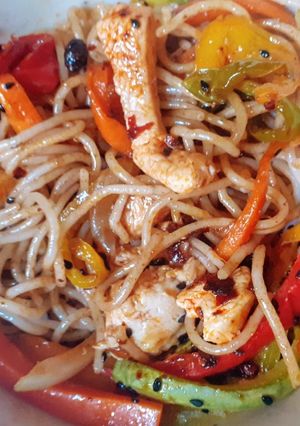 Una foto de Fideos Chinos salteado con Verduras,  Pollo y Chiu Chow - Chinese Noodles