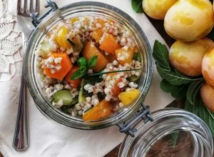 Foto di Insalata di grano saraceno con susine e verdure 🌷
