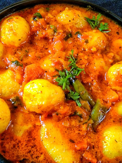 चटपटी बेबी पोटैटो करी (chatpati baby potato curry recipe in Hindi) रेसिपी मुख्य फोटो