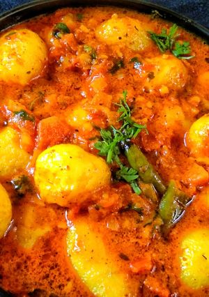चटपटी बेबी पोटैटो करी (chatpati baby potato curry recipe in Hindi) रेसिपी मुख्य फोटो