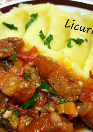 O poză a rețetei Cârnăciori picanți în sos de legume cu piure de cartofi!.