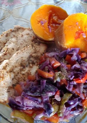 Una foto de Verduras arcoíris con medallones de calabaza y plaquetitas de pollo