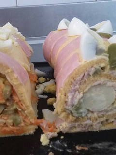 Una foto de Pionono salado dos opciones de relleno