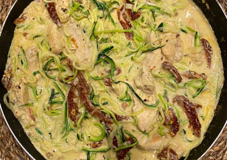 Resep Creamy Sun dried Tomatoes Chicken zoodles (western) yang Sempurna