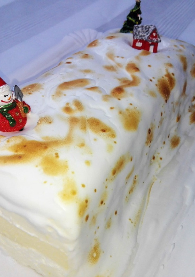 Una foto de Tronco helado de limón y queso cubierto de merengue caramelizado