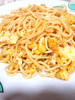 Una foto de Fideos chinos con huevo y salsa de soja